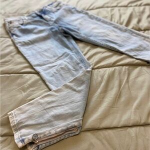 Light Wash Women’s Jeans